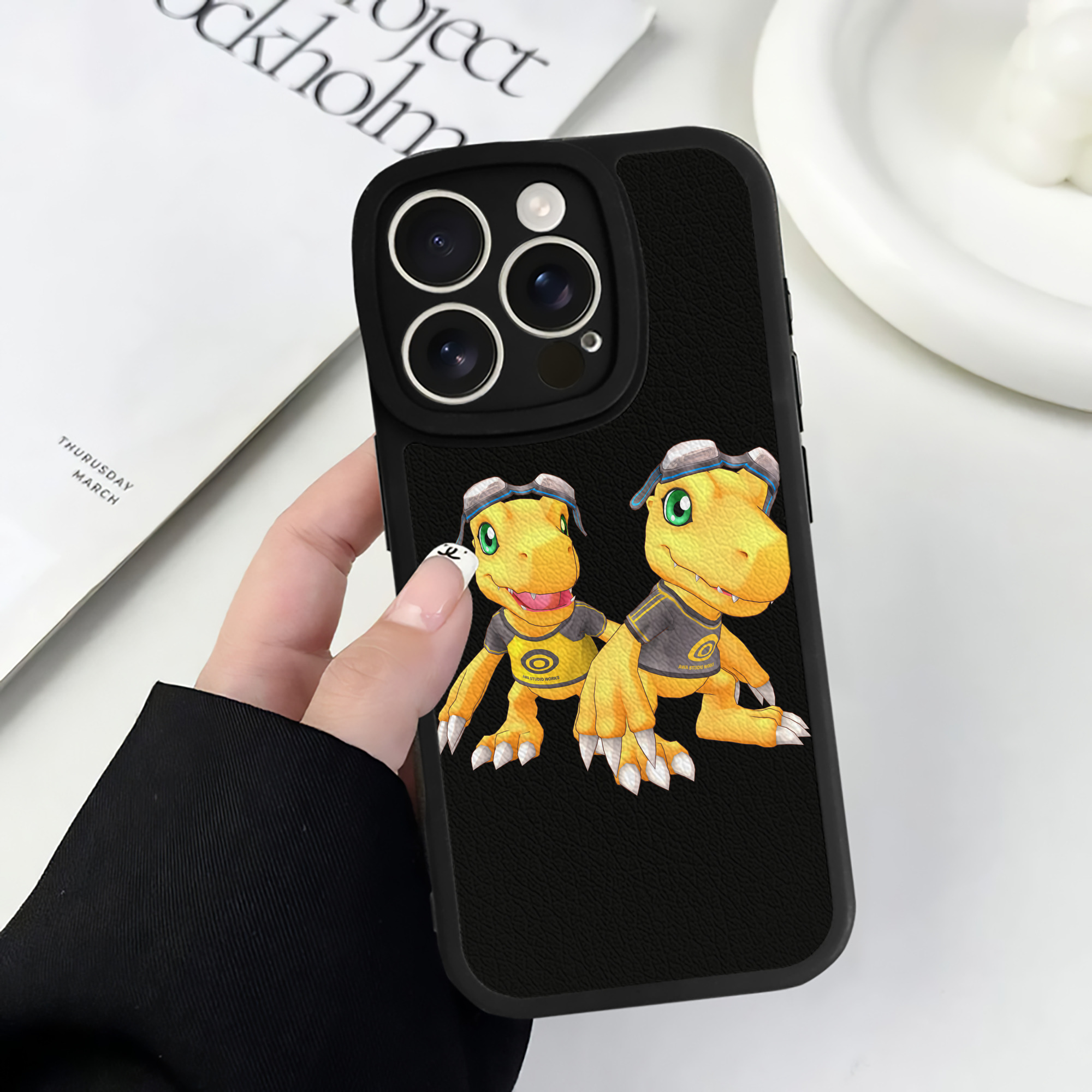 （画像用） Digimon デジタルモンスター/デジモン 【iPhone 16シリーズ対応】シリコンスマホケース（レザー調） 材質：シリコン
